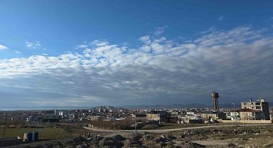 Van semalarında görsel şölen: Kümülüs bulutları ve Van Kalesi'nin muazzam uyumu