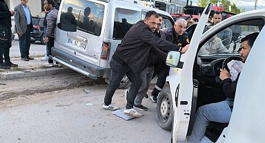 Van'da kamyonetler çarpıştı: 3 yaralı
