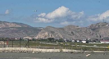 Van'da şiddetli rüzgar uçaklara pisti pas geçirdi