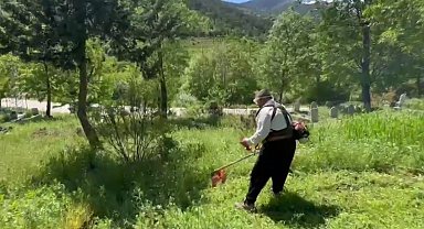 Vatandaşın gönüllü mezarlık temizliği takdir topladı