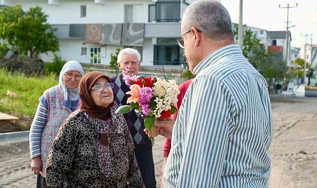 Vatandaşlar Başkan Elbi'yi, çiçeklerle karşıladı