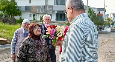 Vatandaşlar Başkan Elbi'yi, çiçeklerle karşıladı