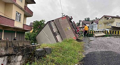 Virajı alamayan kamyonet devrildi, sürücüsü yaralandı