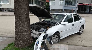 Virajı alamayan otomobil, kaldırımda ağaca çarptı