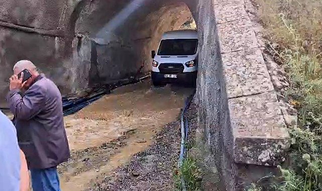 Yağış sonrası alt geçidi su bastı, minibüs içindekilerle birlikte mahsur kaldı