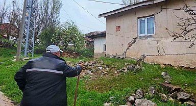 Yağış sonrası toprak kaydı, 9 yapı zarar gördü
