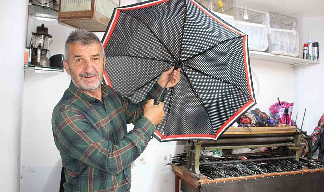 Yağmurun başkentinde 40 yıldır şemsiye tamir ediyor