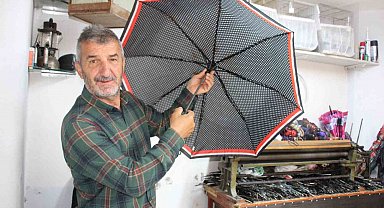 Yağmurun başkentinde 40 yıldır şemsiye tamir ediyor