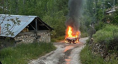 Yangın çıkan araç hurdaya döndü