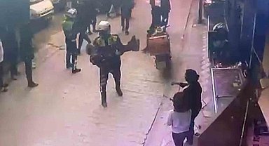 Yangında mahsur kalan yaşlı kadını jandarma ekipleri kurtardı