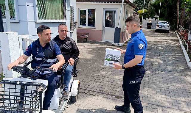 Yaralı kırlangıca polis şefkati