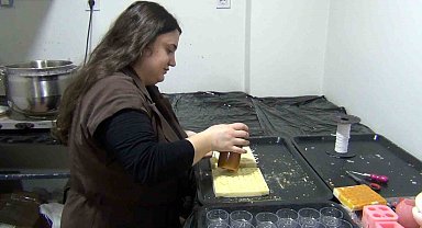 Yaşadığı şehrin simgelerini muma dönüştürüyor