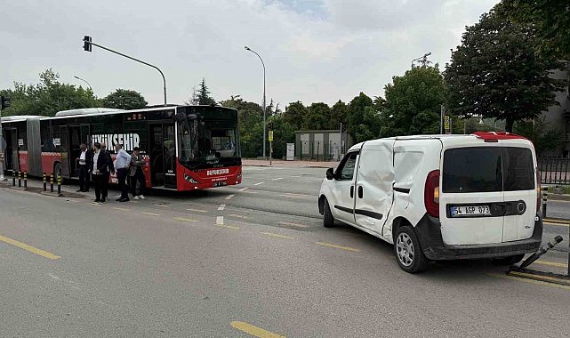Yasak dönüş kazayı getirdi, metrobüsle hafif ticari araç çarpıştı: 13 yaralı