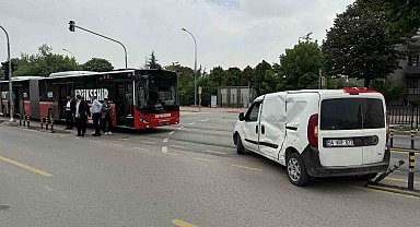 Yasak dönüş kazayı getirdi, metrobüsle hafif ticari araç çarpıştı: 13 yaralı