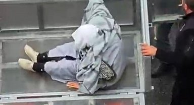 Yaşlı annesi ve halasını yük asansörüyle evine çıkardı