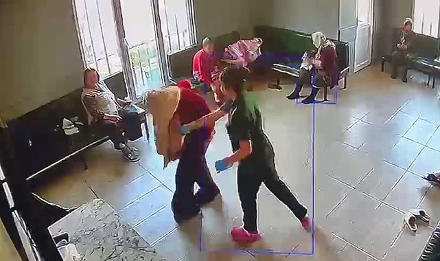 Yaşlı bakım merkezinde skandal görüntüler: Hastaya şiddet ve tükürme kamerada