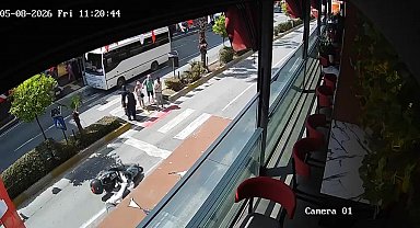 Yaya geçidinde devrilerek sürüklendi