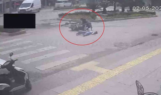Yaya geçidini kullanan bisiklete motosiklet çarptı: 2'si çocuk 3 yaralı