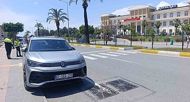 Yayalara yol veren otomobile motosiklet çarptı: 1 yaralı