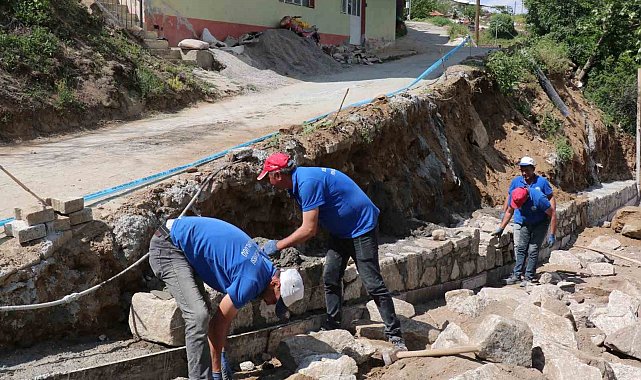 Yeniköy Mahallesi'nde yol ve taş duvar çalışmaları devam ediyor
