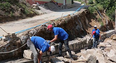 Yeniköy Mahallesi'nde yol ve taş duvar çalışmaları devam ediyor