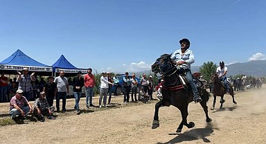 Yenipazar'da rahvan atlar kıyasıya yarıştı