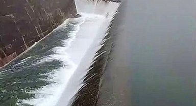 Yeşilırmak'ta taşkına neden olacağı öngörülen Almus barajı dolusavakında debi artıyor