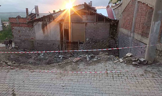 Yıkılan metruk evde oynayan çocuklar kurtuluş savaşına ait olduğu değerlendirilen el bombası buldu