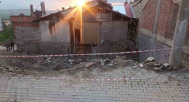 Yıkılan metruk evde oynayan çocuklar kurtuluş savaşına ait olduğu değerlendirilen el bombası buldu