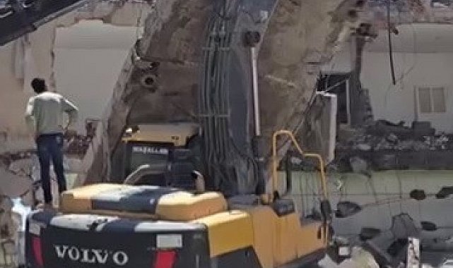 Yıkım sırasında beton bloğu iş makinasının üzerine düştü