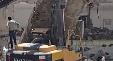 Yıkım sırasında beton bloğu iş makinasının üzerine düştü