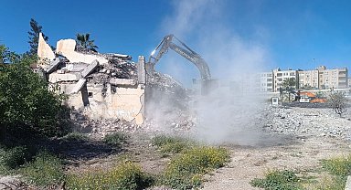 Yıkım sırasında paniğe kapılan öğrenciler sağa sola kaçıştı