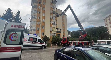 Yıldırım düşen çatıda tamirat yapan 2 işçi yaralandı