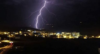 Yıldırım elektrik ve internet hatlarına zarar verdi