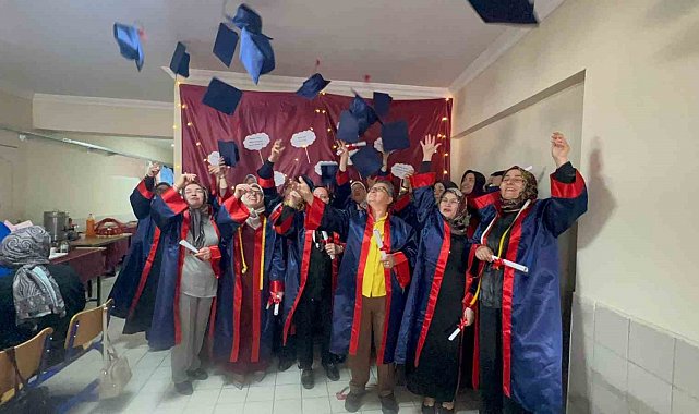 Yıllar sonra gelen mezuniyet sevinci: İçlerinde kalan ukdeleri kep atarak attılar