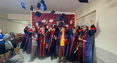 Yıllar sonra gelen mezuniyet sevinci: İçlerinde kalan ukdeleri kep atarak attılar