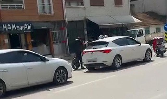 Yol verme kavgasında tansiyon yükseldi araya vatandaşlar girdi
