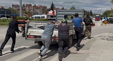 Yolda kalan kamyonetin imdadına polis ve sürücüler yetişti