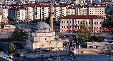 Yöresel kıyafetleriyle tarihi camide bayram namazı kıldılar