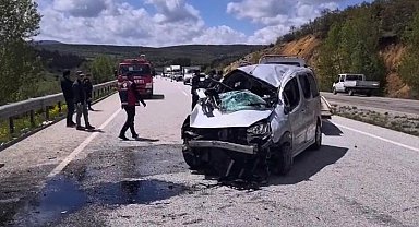 Yozgat'ta bariyerlere çarpan hafif ticari araçtaki 6 kişi yaralandı