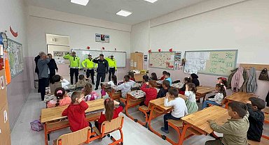 Yozgat'ta polis selamı veren minikler kalpleri ısıttı