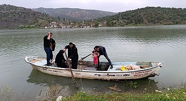 Yozgat'ta yolu sular altında kaln köye kayıkla ulaştılar