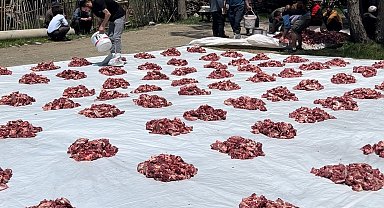 Yüksekova'da 100 yıllık gelenek: 140 kurban kesildi, etler tüm köye eşit dağıtıldı