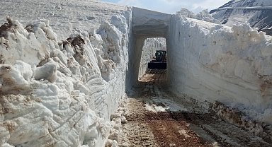 Yüksekova'da 8 metrelik kar tünelleri: İş makinesi içinde kayboldu