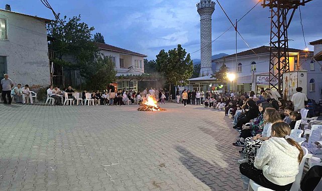 Yunan askerine geçit vermeyen dedelerini andılar
