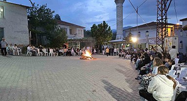 Yunan askerine geçit vermeyen dedelerini andılar