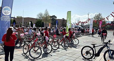 Yüzlerce anne Anneler Günü'nde pedalladı