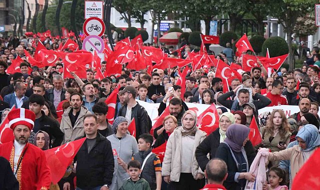 Yüzlerce Bolulu 200 metrelik Türk bayrağı eşliğinde yürüdü
