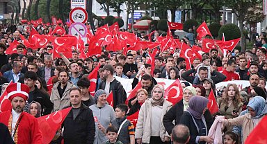Yüzlerce Bolulu 200 metrelik Türk bayrağı eşliğinde yürüdü