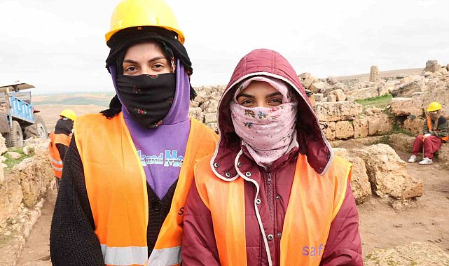 Zerzevan Kalesi'nde geçici işçi olarak çalışan abla-kardeşin hedefi arkeolog olmak